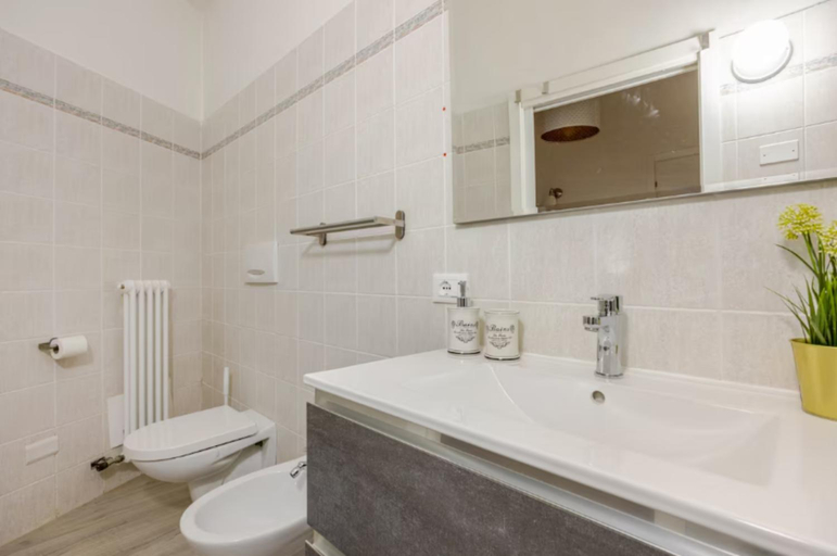 Bathroom 3, Dolce Riva Downtown apartment, Trento