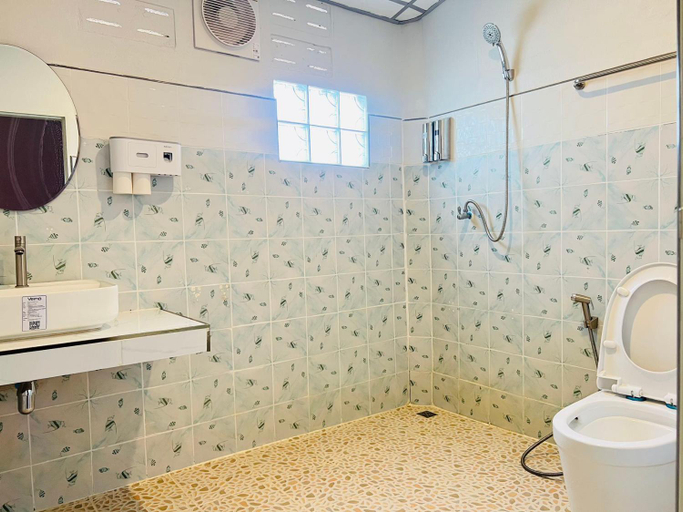 Bathroom 5, Lungwang Guest House, Muang Mae Hong Son