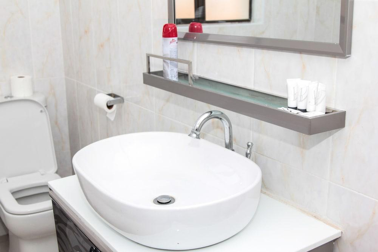 Bathroom 2, Streets of Gold Bed and Breakfast, Gaborone