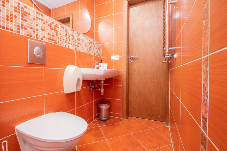 Bathroom 2, Plytu 9, Palangos
