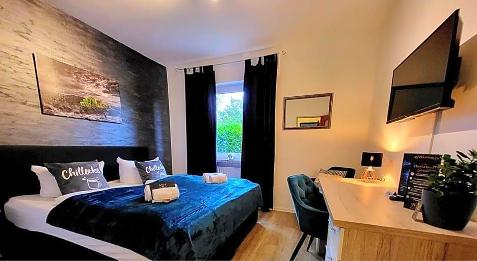Bedroom 3, Hotel Am Schwarzen Berg, Stade