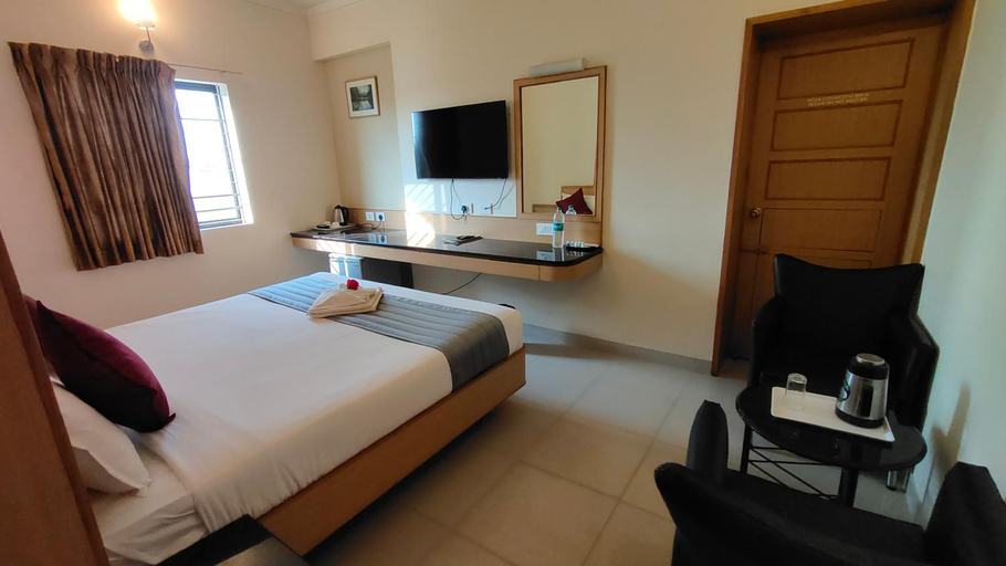 Bedroom 2, Hotel Aishwaryaa, Erode