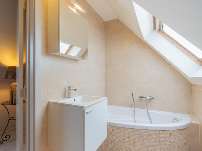 Bathroom 2, Inviting holiday home in Nieuwpoort with garden, West-Vlaanderen