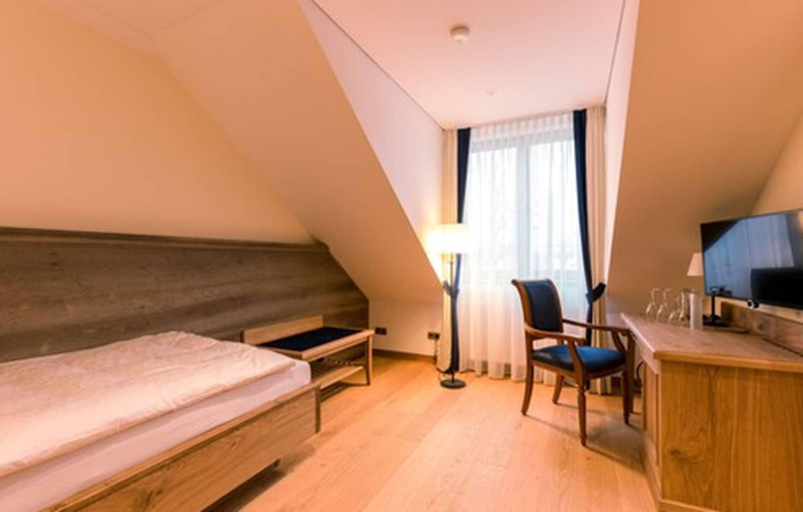Bedroom 2, Hotel & Gaststatte zum Erdinger Weißbrau, München