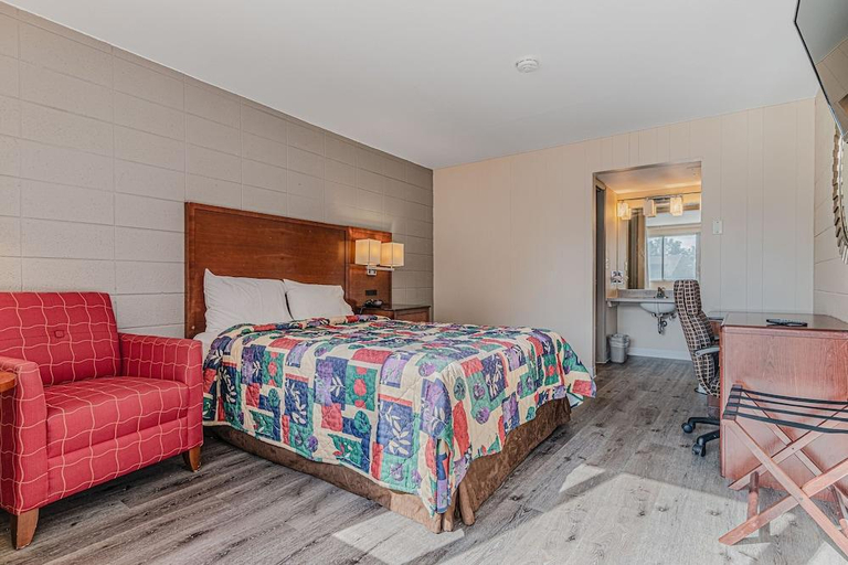 Bedroom 4, Rainbow Motel, Racine