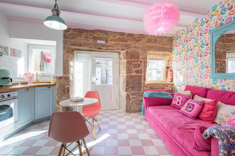 Others 4, La Suite Anos 50. La casa Barbie. Banera, chimenea, A Coruña