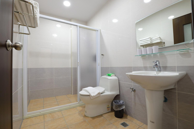 Bathroom 2, Passion Fruit B&B, Hualien