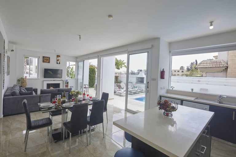 Food & Drinks 5, Protaras Pearl Villa Pe15