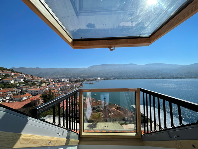 Others 4, Villa Una