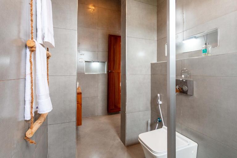 Bathroom 4, Lulubay Villa, Kusini