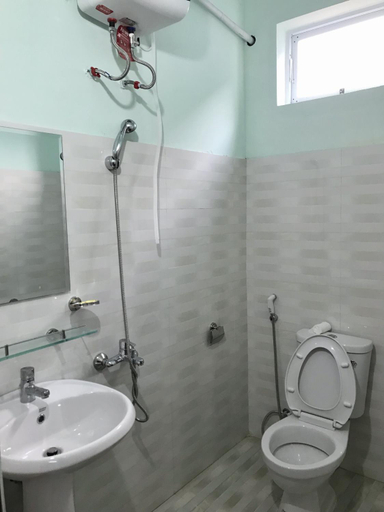 Bathroom, Nha nghi PHUONG ĐONG, Đông Hà