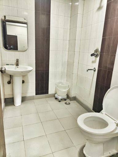 Bathroom 4, Hotel the terminal, Delhi