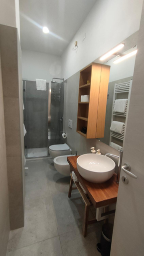 Bathroom 2, La Torre di Longara, Bologna