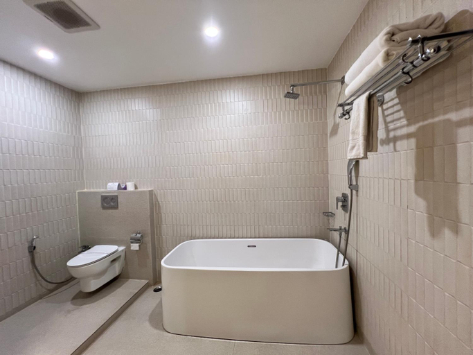 Bathroom 5, Finn's Weaver Resort, Golaghat