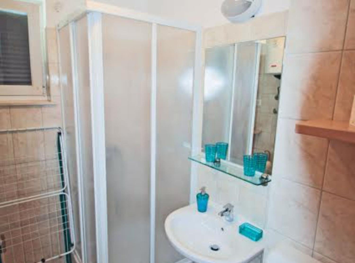 Bathroom 2, Beachfront Apartments Tamarix, Posedarje