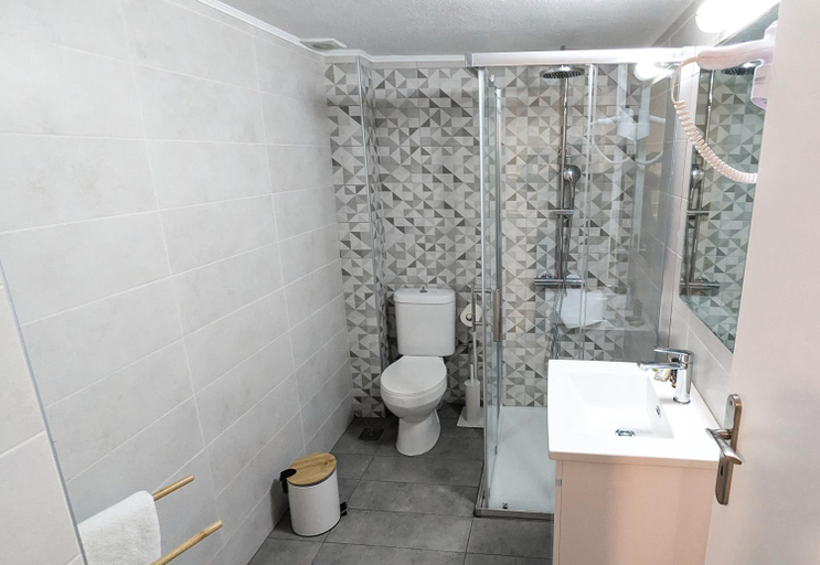 Bathroom, Dimitris City Break Apts, Crete