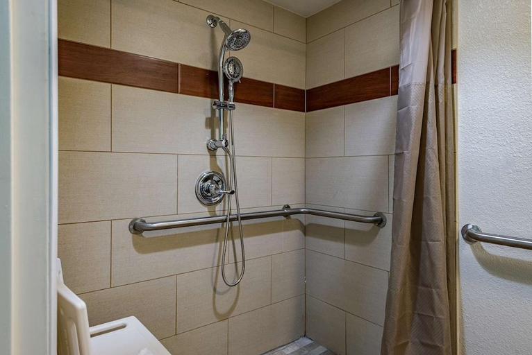 Bathroom 4, Days Inn by Wyndham Cincinnati I-71, Cincinnati