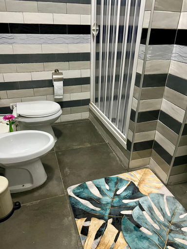Bathroom 4, Jordan Home, Napoli