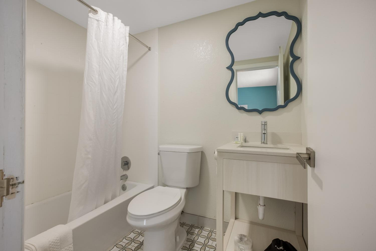 Bathroom 4, Hotel Cabana Oceanfront/Boardwalk, Cape May