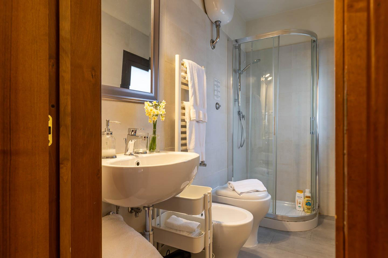 Bathroom 3, Guelfa 56, Florence