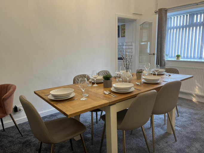 Others 4, Modernised 3-bedroom Blackburn townhouse sleeps 6, Lancashire