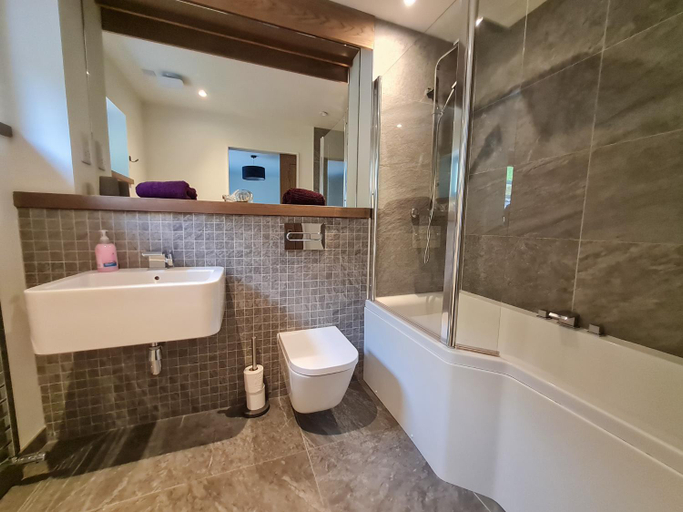 Bathroom 2, Skyelander Apartments, Highland