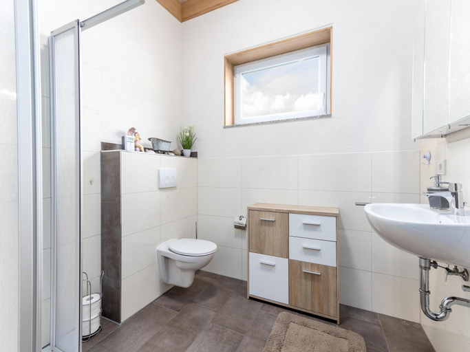 Bathroom 3, Moderne Bungalows am Kronenburger See, Vulkaneifel