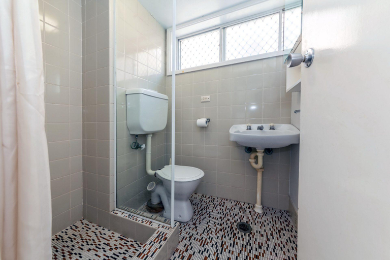 Bathroom 2, 2-Bedroom Apartment -Castaways, Unit 1, Port Stephens