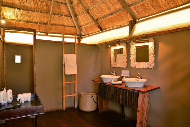 Bathroom, Ivory Lodge, Hwange