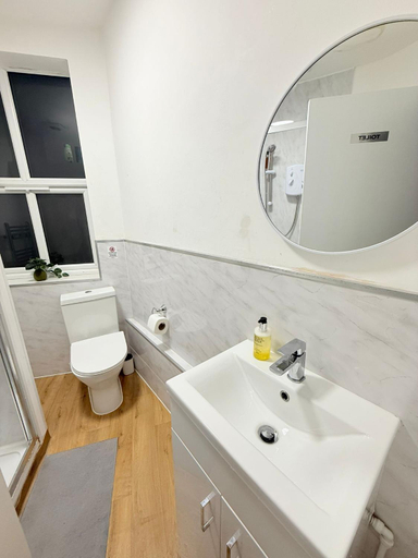 Bathroom 2, Wandsworth Guest Rooms 64, London