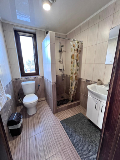 Bathroom 3, VULYK z MEDOM, Nadvirnians'kyi