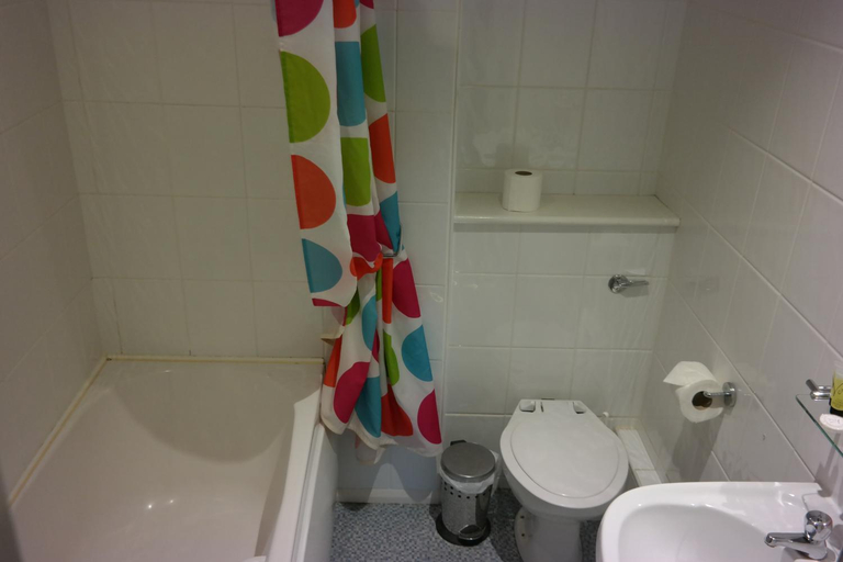 Bathroom 3, Arrandale Apartments, Douglas