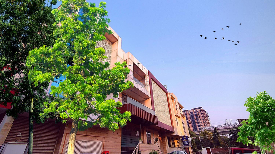 Exterior & Views