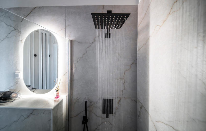 Bathroom 2, Budapest Riverfront Suite, Budapesti