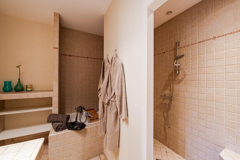 Bathroom 2, Chambre d'hote de charme piscine et jacuzzi privatisable, manoir, 1h Lyon, Loire