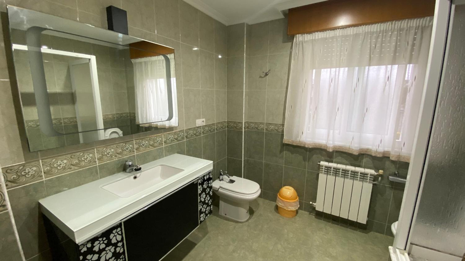 Bathroom 2, DESPERTAR CON EL SONIDO DE LOS PAJAROS, A Coruña