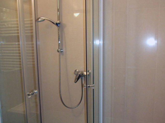 Bathroom 4, Hotel Papillon, Budapesti