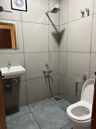 Bathroom 2, Chidambaram Spiritual Stay, Cuddalore