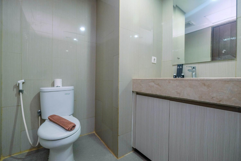 Bathroom 2, Cozy Studio Apt at H Residence By Travelio, Jakarta Timur