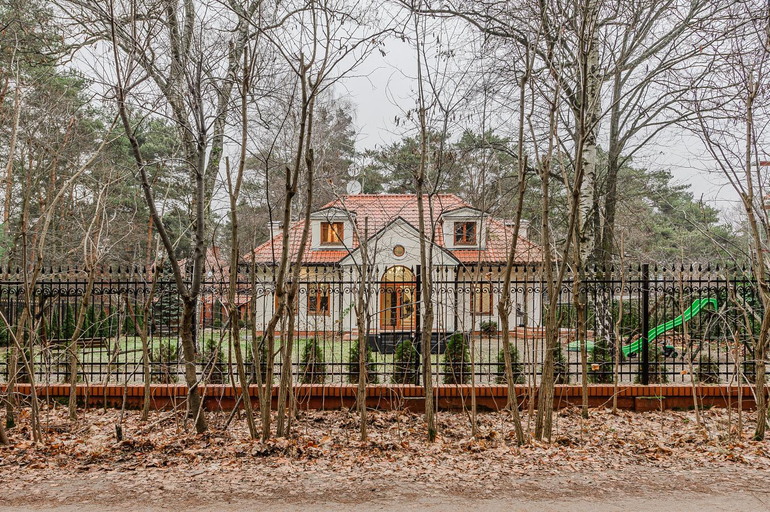 Exterior & Views