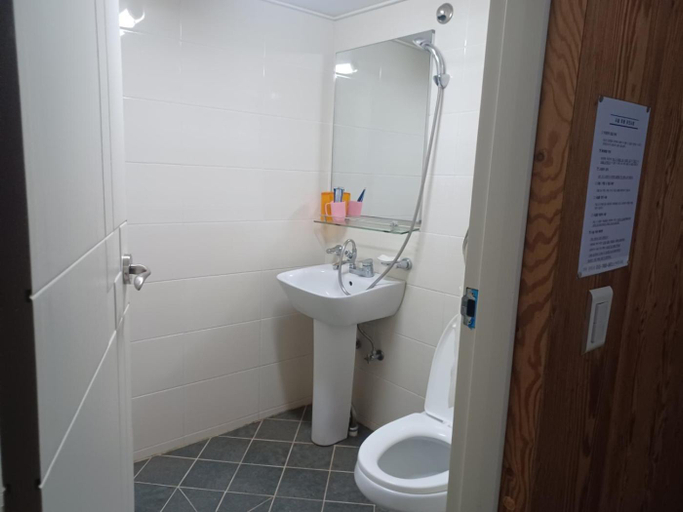 Bathroom 3, Vernia, Yeosu