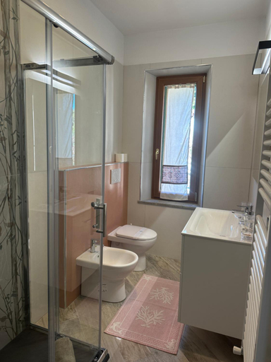 Bathroom, Casa Gaudi, Siena