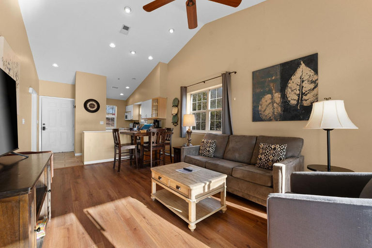 Others 5, Cozy Top Floor 2BR Condo with View and Amenities!!, Taney