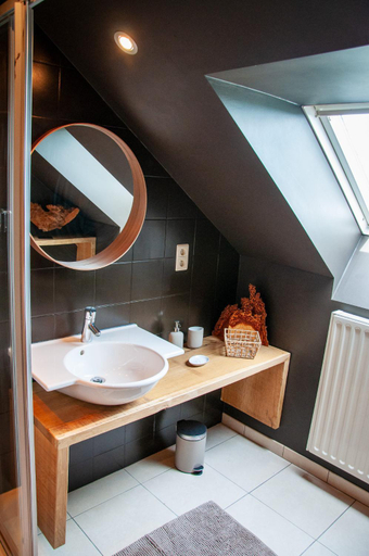 Bathroom 2, Le Cerf coiffe, Luxembourg
