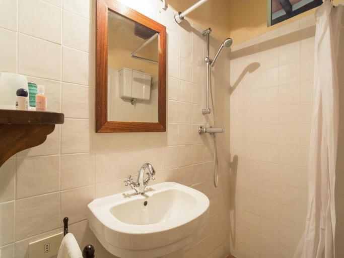 Bathroom 3, Rustic Comfort with Modern Touch, Arezzo