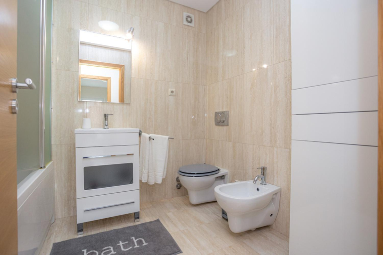 Bathroom 2, Buarcos Sunset Apartment by Rent4All, Figueira da Foz