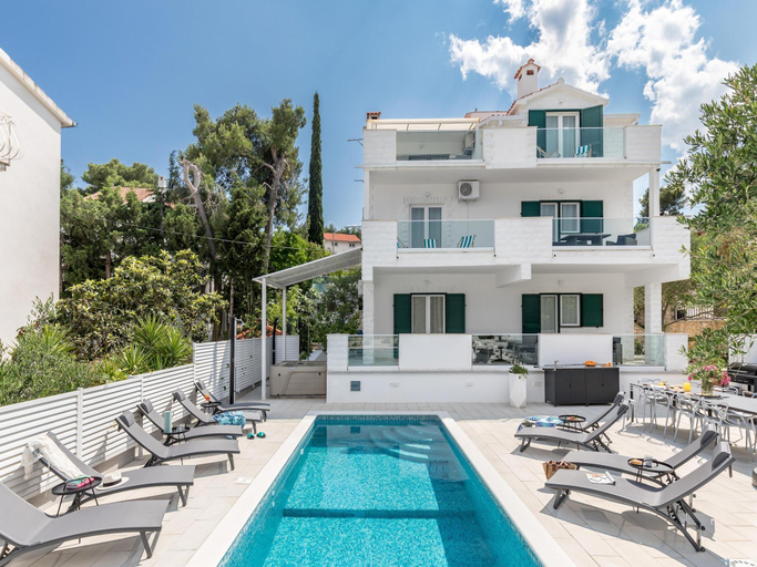 Sport & Beauty 4, Modern Apartment with pool and terrace, Trogir