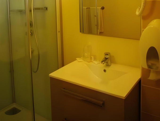 Bathroom 3, Le Bon Cap, Côtes-d'Armor