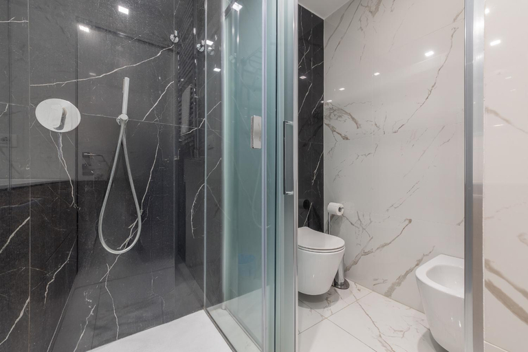 Bathroom 2, Downtown Apartment, Milano