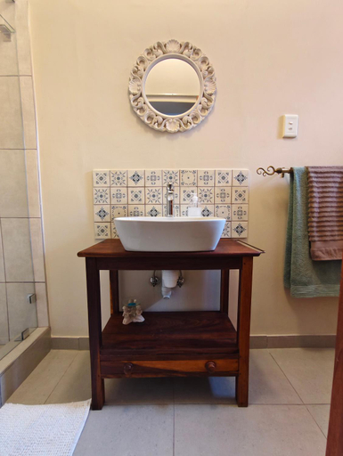 Bathroom 3, Be Our Guest 1, Uthungulu